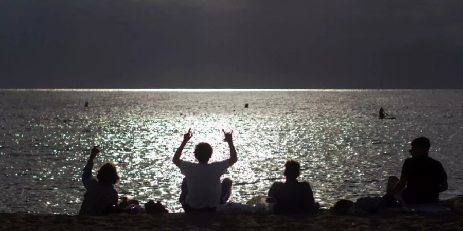 Da bleibt nur noch der Strand von San Sebastián in Barcelona, wenn doch alle Clubs und Diskotheken in der Stadt nachts geschlossen sind....
