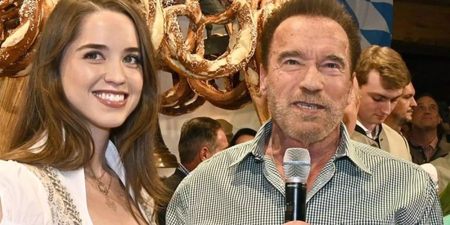 Arnold Schwarzenegger und seine Tochter Christina bei der Weisswurstparty im Stanglwirt 2020 in Kitzbühel. Foto: Hans Punz/APA/dpa