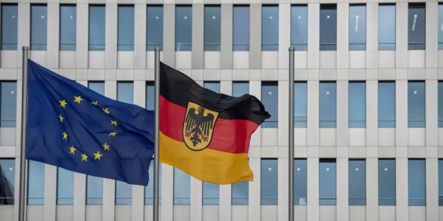 Flaggen der EU und Deutschlands