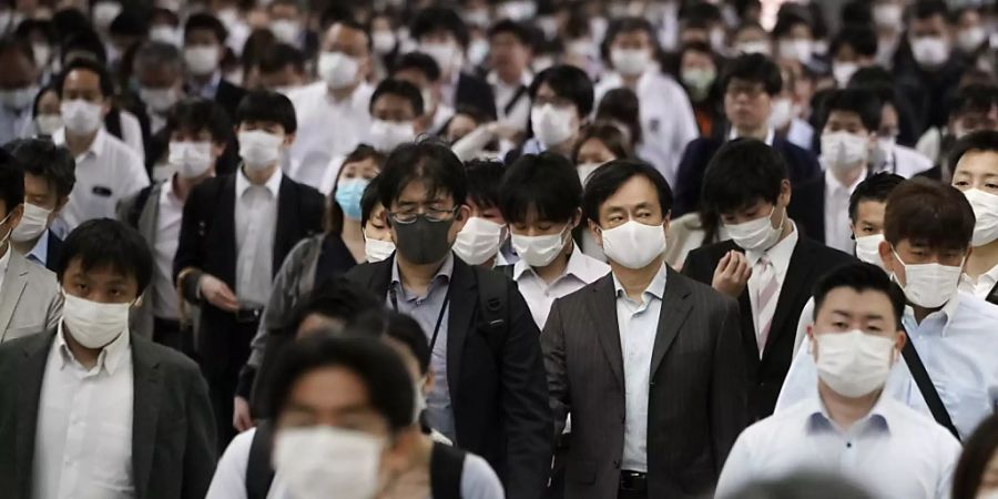 Die Behörden in Japan warnen wegen der Hochsommerhitze vor gesundheitlichen Problemen beim Tragen von Masken. (Symbolbild)