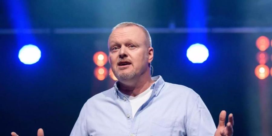 Der Mann im Hintergrund: Stefan Raab. Foto: picture alliance / Matthias Balk/dpa