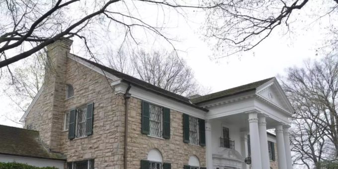 Elvis Presleys früheres Anwesen Graceland in Memphis, Tennessee, ist ein Besuchermagnet. (Archivbild) Foto: picture alliance / Chris Melzer/dpa Graceland