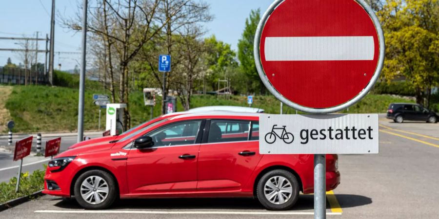 Parkplatz mit Mobility Fahrzeugen hinter dem Fischerhaus.