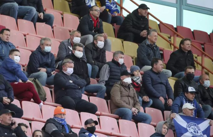 Die Tribünen in Weissrusslands Premier League sind trotz Coronavirus gefüllt. Masken tragen längst nicht alle. Coronavirus Weissrussland Fussball