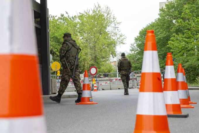 Soldaten sichern die Schweizer Grenze. Coronavirus Schweiz