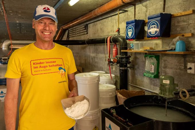 Chefbademeister Steve Koella im Maschinenraum. Badi Konolfingen