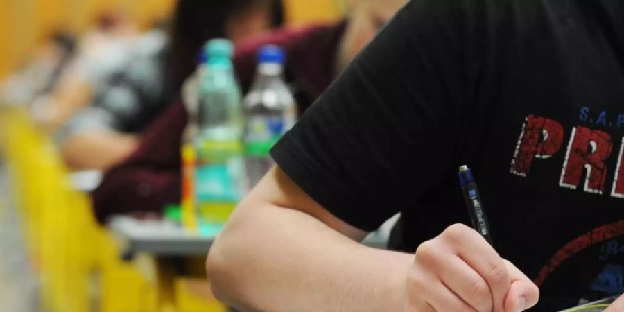 Laut dem Bericht «Bildung in Deutschland 2020» sinken die Absolventenquoten beim mittleren Schulabschluss und auch bei der Hochschulreife. Foto: Armin Weigel/dpa