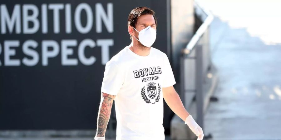 Superstar Lionel Messi mit Maske zurück auf dem Trainingsgelände von Barcelona.