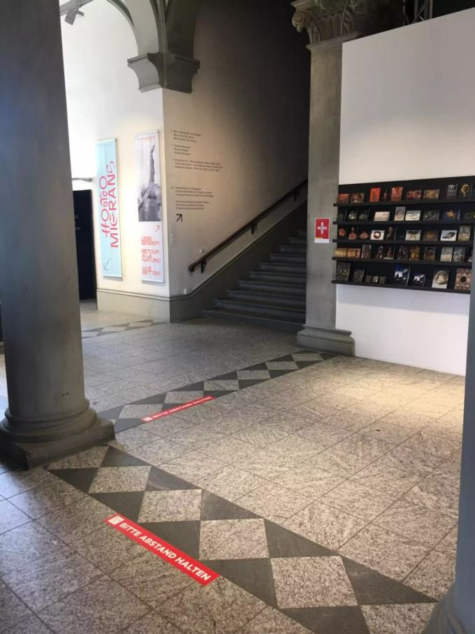 Signalisationen zum Schutz vor dem Coronavirus im Historischen Museum Bern. Coronavirus