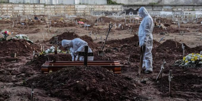 Angestellte eines Bestattungsinstituts auf einem Friedhof in Rio de Janeiro. Coronavirus situation Rio