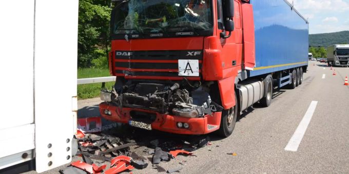 Auffahrkollision zwischen zwei Lastwagen.