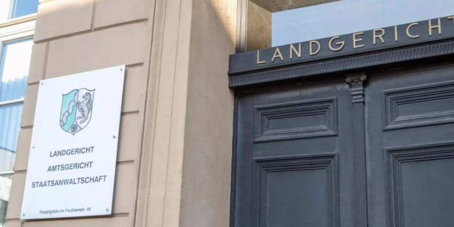 Der Eingang des Landgerichts Detmold. Das Gericht verurteilte den selbsternannten «Führerscheinkönig» zu über 4 Jahren Gefängnis. Foto: Friso Gentsch/dpa