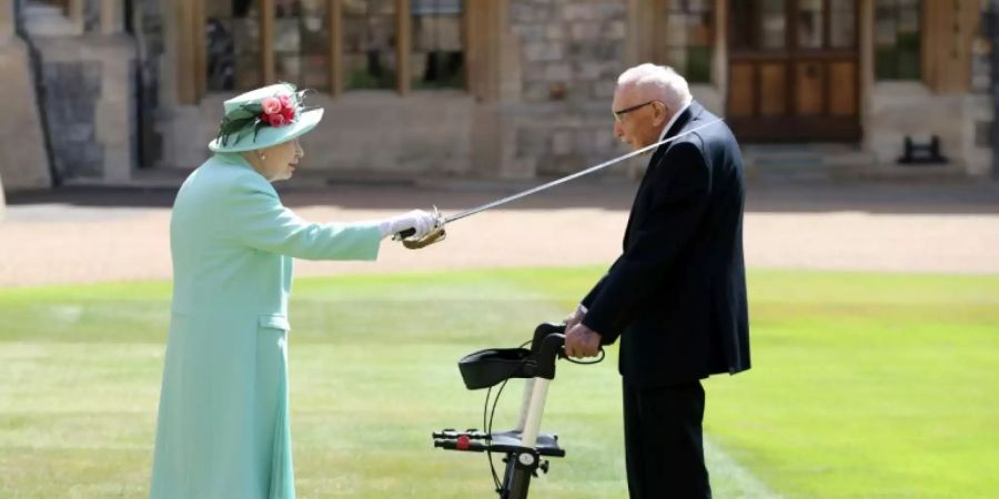 Die Queen schlägt Moore zum Ritter