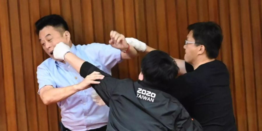 Faustkampf in Taiwans Parlament