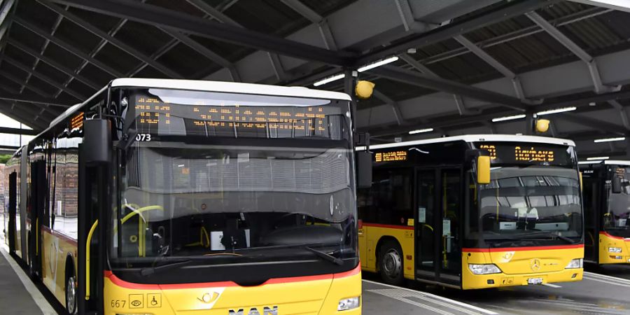 Postautos im Busbahnhof Bern. (Archivbild)