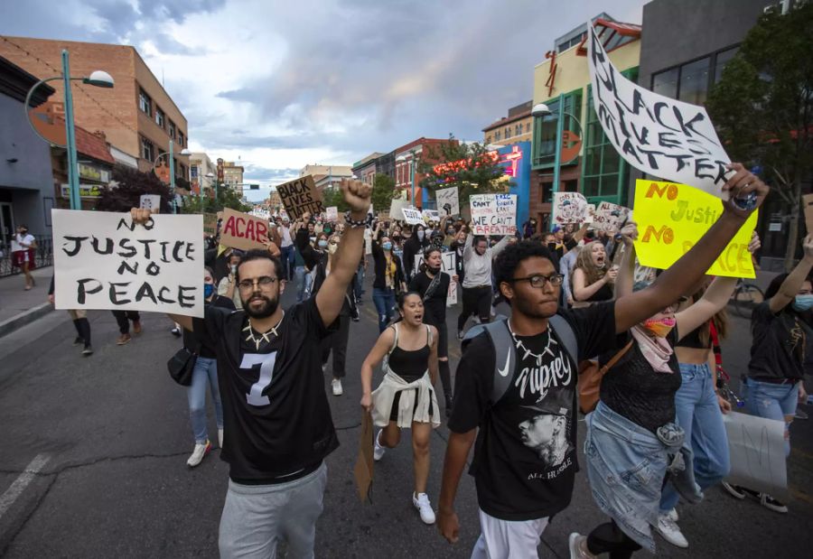 In den ganzen Vereinigten Staaten wird protestiert – meistens friedlich. Demonstranten in Albuquerque, New Mexico, am 31. Mai.