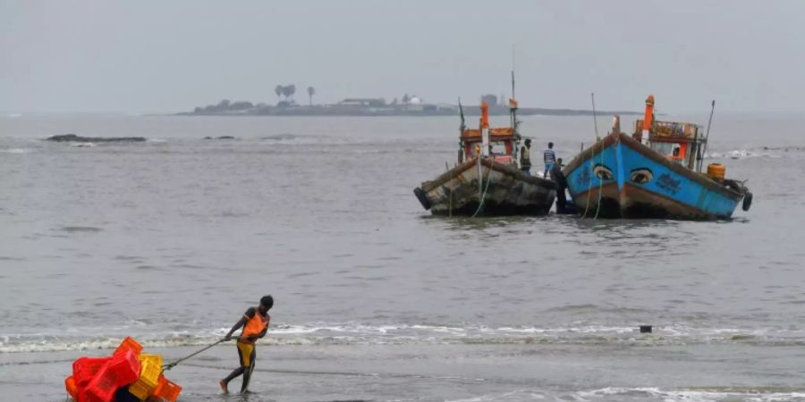 Zum ersten Mal seit 70 Jahren wird Mumbai von einem Zyklon erreicht