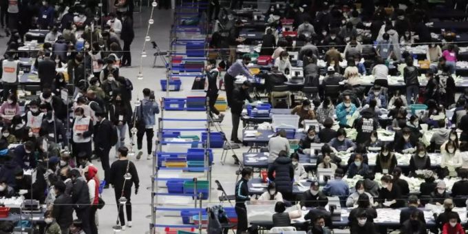 Mitglieder der Nationalen Wahlkommission zählen in einer Sporthalle in Seoul Stimmzettel aus. Foto: Ahn Young-Joon/AP/dpa Mitglieder der Nationalen Wahlkommission zählen in einer Sporthalle in Seoul Stimmzettel aus. Foto: Ahn Young-Joon/AP/dpa