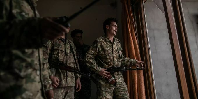 Ein Kämpfer der international anerkannten Regierung sind an der Kriegsfront in Libyen im Einsatz. libyen