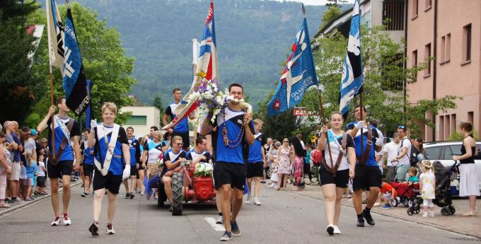 Die Turnerinnen und Turner beim Umzug am Jugendfest Rupperswil. STV Rupperswil am Jugendfest