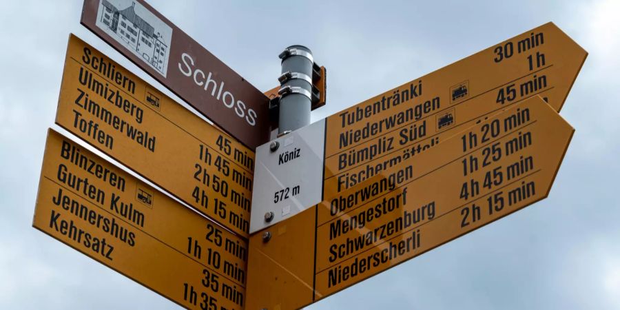 Wanderwegweiser im Zentrum von Köniz.
