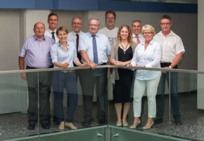 Der Gemeinderat von Horgen ZH: (v.l.n.r.) Peter Wirth, Felix Oberhänsli (Gemeindeschreiber), Daniela Mosbacher, Beat Nüesch, Theo Leuthold (Präsident), Joggi Riedtmann, Carla Loretz, Hans-Peter Brunner, Gerda Koller, Markus Uhlmann. horgen gemeinderat