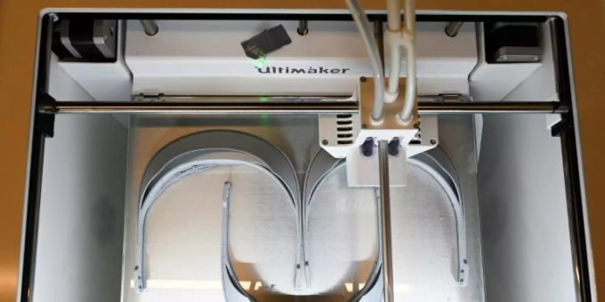 Ein 3-D-Drucker druckt ein Schutzvisier gegen Corona Ein 3-D-Drucker druckt ein Schutzvisier gegen Corona