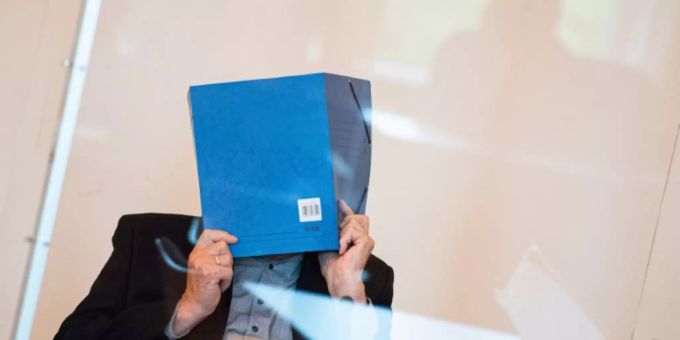 Der Angeklagte im Gericht Der Angeklagte im Gericht