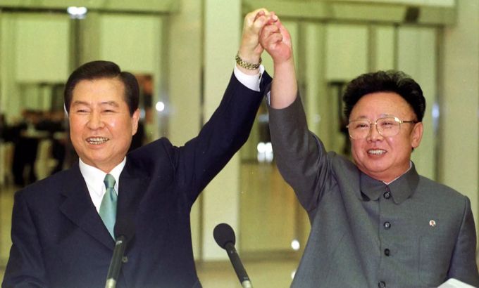 Das Foto vom 14. Juni 2000 zeigt den damaligen südkoreanischen Präsidenten Kim Dae Jung (l) und der damalige Präsident Nordkoreas Kim Jong Il am Gipfeltreffen in Pjöngjang. Kim Dae Jung