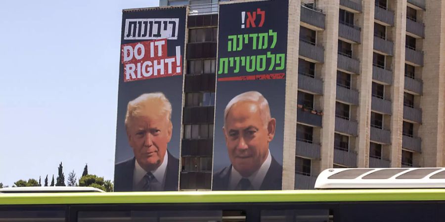 Plakate mit den Gesichtern von US-Präsident Trump (l) und dem israelischen Ministerpräsidenten Netanjahu hängen in Jerusalem. Netanjahu will nach einem Medienbericht im Fall von Annexionen im Westjordanland zunächst mit drei Siedlungsblöcken beginnen. Foto: Oded Balilty/AP/dpa