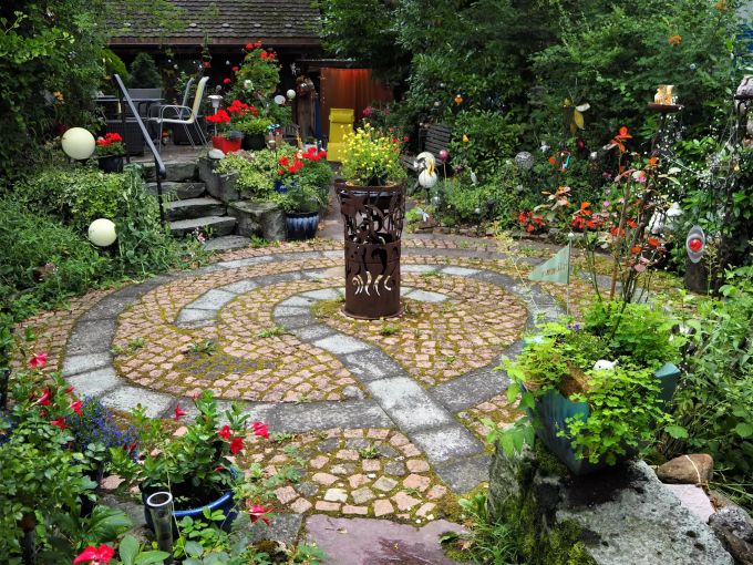 Der Zaubergarten ist mit einem Labyrinth ausgestattet. Zaubergarten Dübendorf