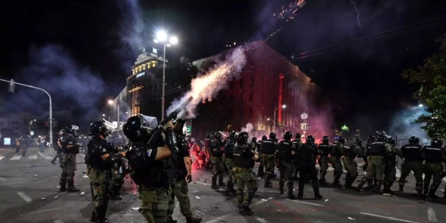 Polizist feuert in Belgrad Tränengaskartusche ab