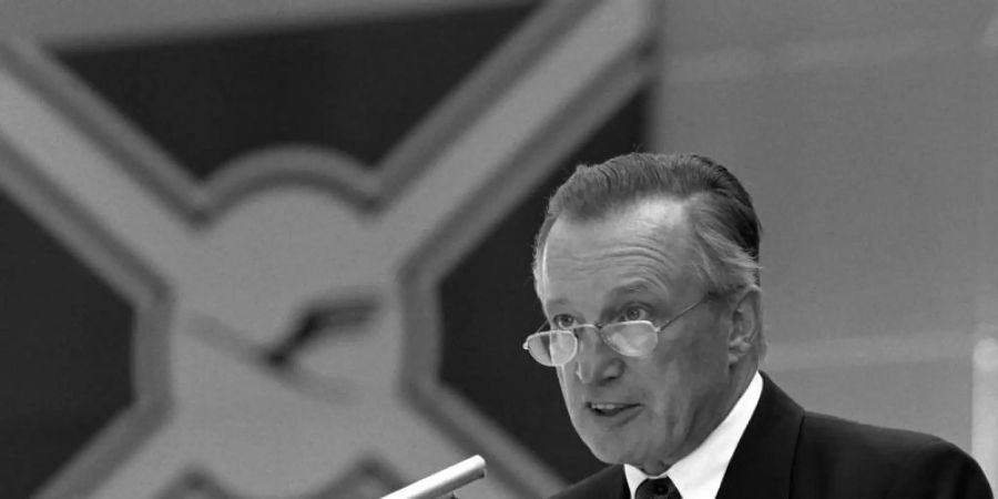 Heinz Ruhnau bei der Hauptversammlung der Lufthansa im Juli 1988. Foto: Kai-Uwe Wärner/dpa