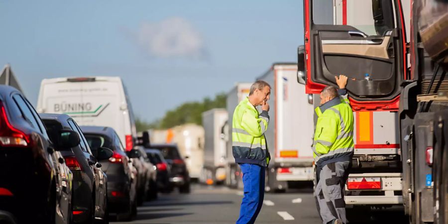 LKW-Fahrer können künftig regelmässig nachhause zurückkehren. Das regelt das neue EU-Mobilitätspaket, das vom EU-Parlament in Brüssel angenommen wurde, wie am Donnerstagmorgen bekannt wurde. (Archiv)