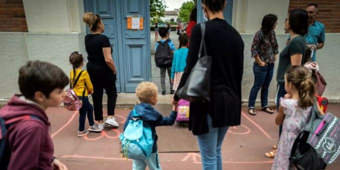 Kinder auf dem Weg zur Schule Kinder auf dem Weg zur Schule