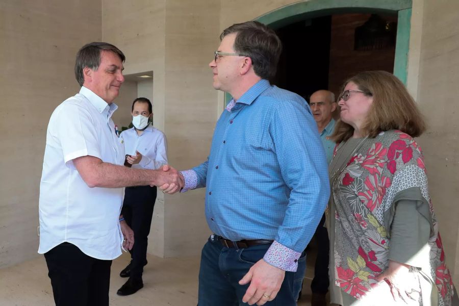 Jair Bolsonaro (l), Präsident von Brasilien, gibt Todd Chapman, dem US-Botschafter in Brasilien, am 4. Juli die Hand.