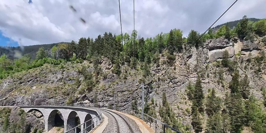 Die neue Sicht der Passagiere aus den RhB-Bahnwagen auf das bekannte Landwasserviadukt im Albulatal.