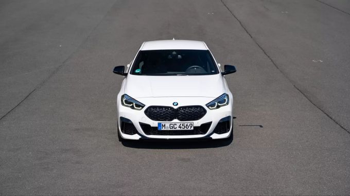 Die schwarzen Anbauteile sind übrigens auch beim M235i optional BMW M235i Gran Coupé