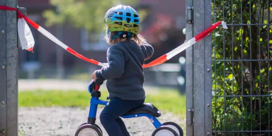 Frida darf bald wieder auf den Spielplatz. Foto: Julian Stratenschulte/dpa