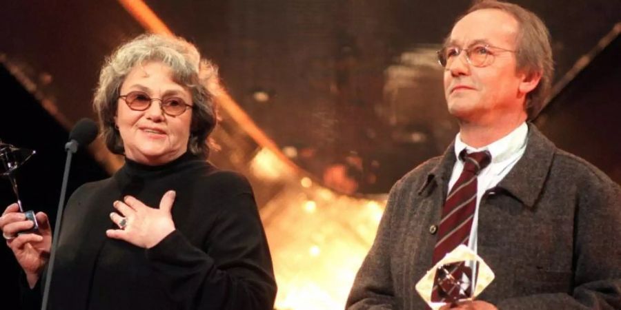 Krimiautorin Maj Sjöwall und «Kommissar Beck»-Darsteller Gösta Ekmann bedanken sich in einer Rede für den Adolf-Grimme-Preis im Jahr 1996. Foto: dpa