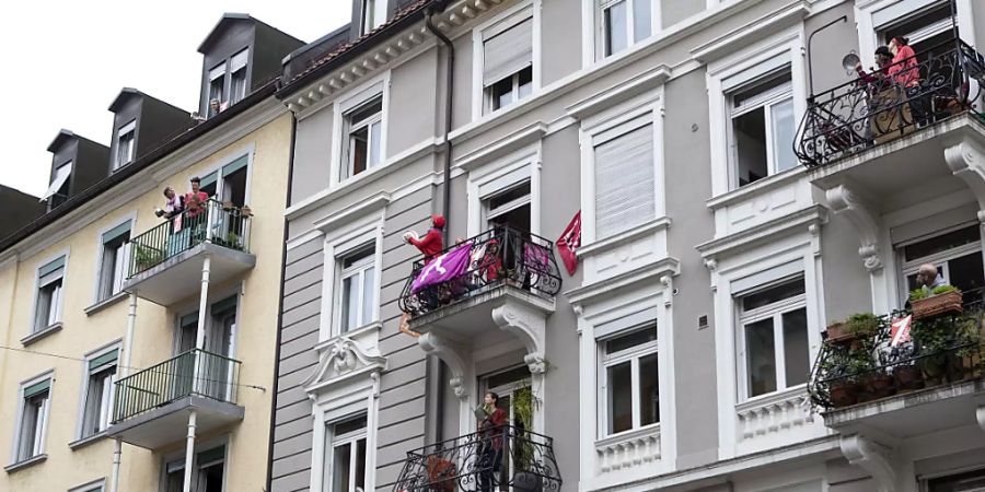 Statt auf der Strasse demonstrieren die Zürcherinnen und Zürcher an diesem 1. Mai auf ihrem Balkon. Mit Pfannendeckeln sorgten sie für Lärm und forderten so höhere Löhne für das Pflege- und Verkaufpersonal.