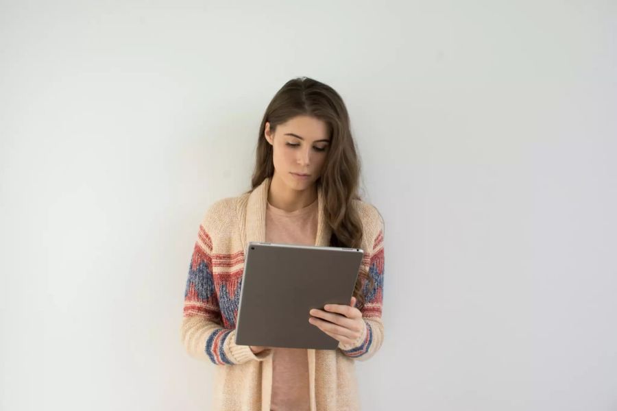 Frau mit Tablet