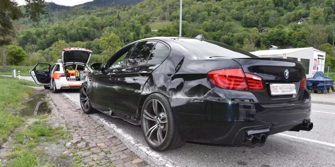Das Auto kollidierte seitlich heftig mit der Mittelleitplanke. Unfall