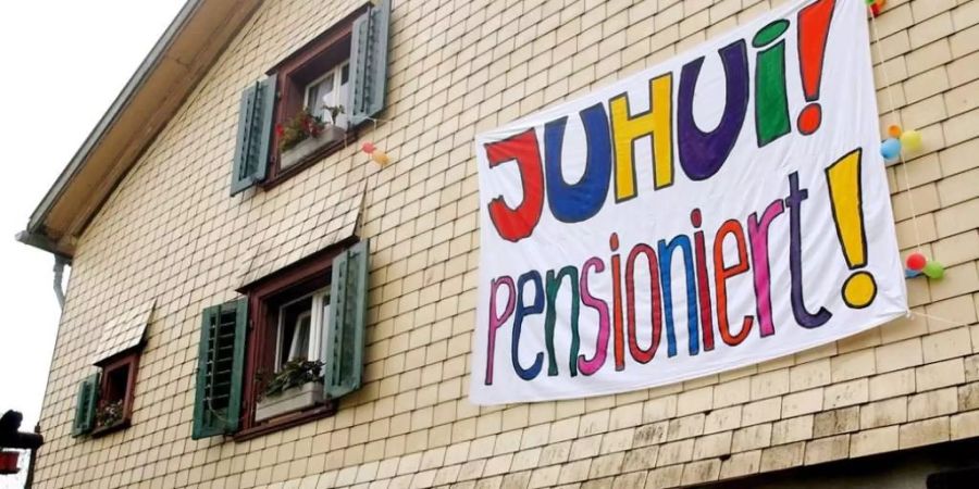 Ein Hausbewohner feiert die anstehende Pension. Immer mehr Schweizer zieht es dabei ins Ausland.