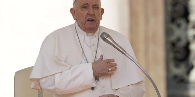 Am Donnerstagabend teilte der Vatikan mit, dass sich der Zustand des Papstes leicht verbessert habe. (Archivbild) papst