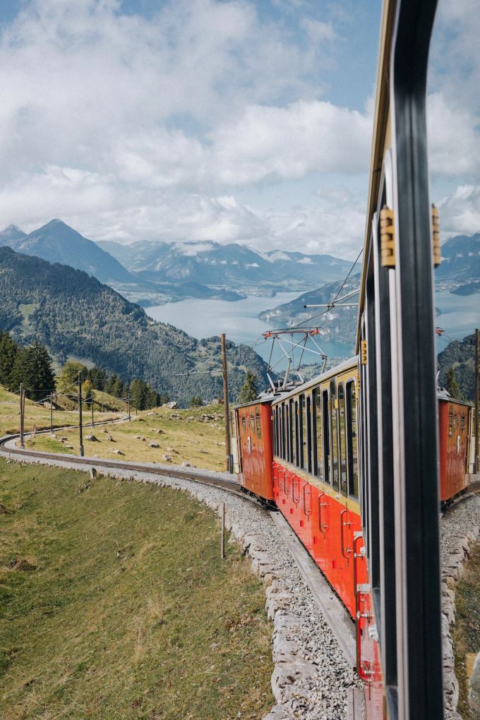 Das Spiel mit Spiegelungen bringt Abwechslung in das Foto. Aus dem Zug Foto