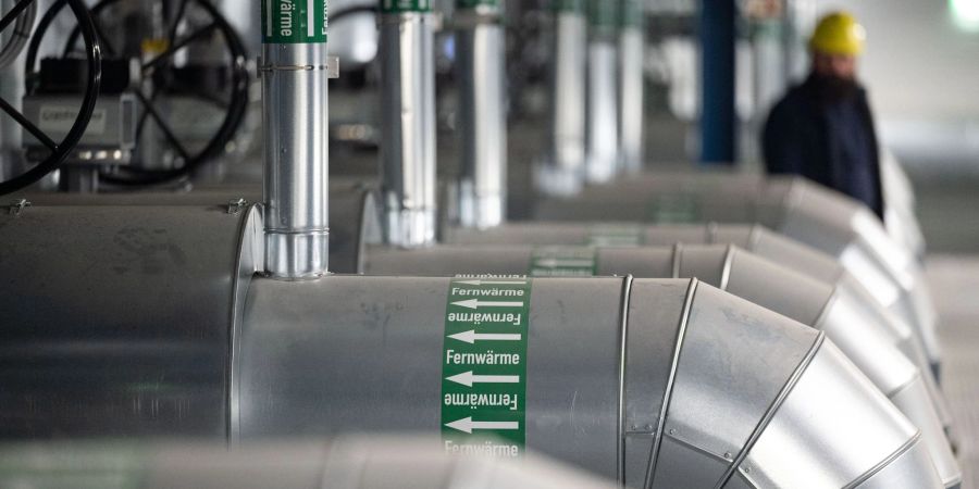 Leitungen sind in der Fernwärmeverteilerstation des Heizkraftwerk 3 Stuttgart-Gaisburg zu sehen