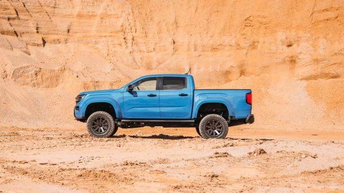 Vor allem im Profil zeigen sich die 150 zusätzlichen Höhen-Millimeter des umgebauten Super-Pickups VW Amarok Beast 2