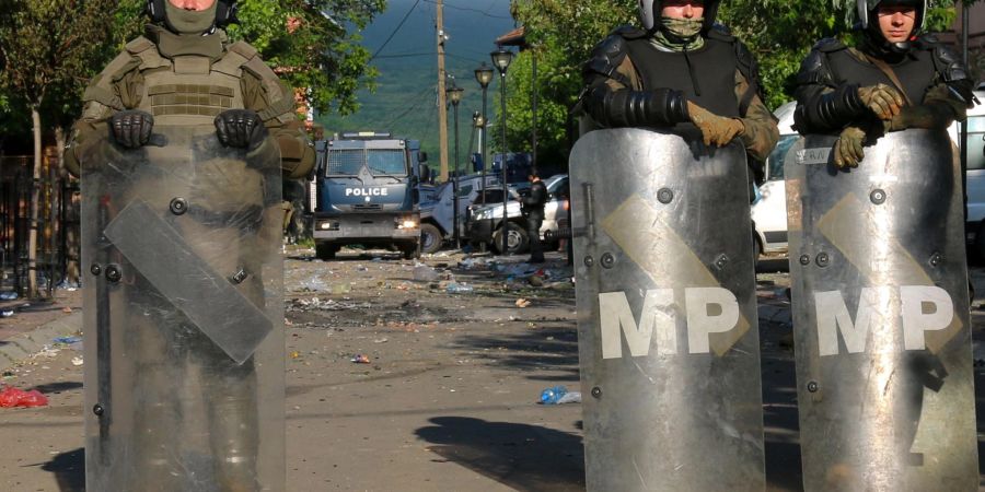 Soldaten und Polizisten bewachen nach den Zusammenstössen zwischen ethnischen Serben und Truppen der Nato-geführten KFOR-Friedenstruppe ein Gebäude in Zvecan.