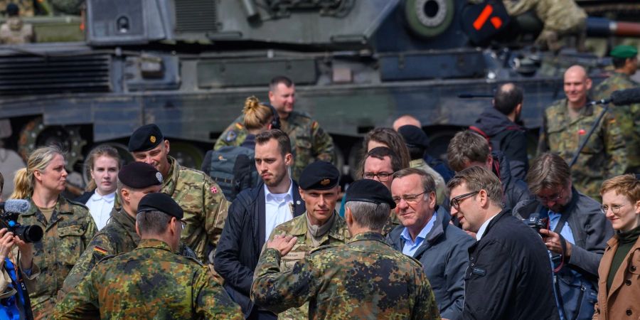 Bundesverteidigungsminister Boris Pistorius (SPD, 4.v.r) und sein dänischer Amtskollege Troels Lund Poulsen (3.v.r) sprechen mit Bundeswehrsoldaten.